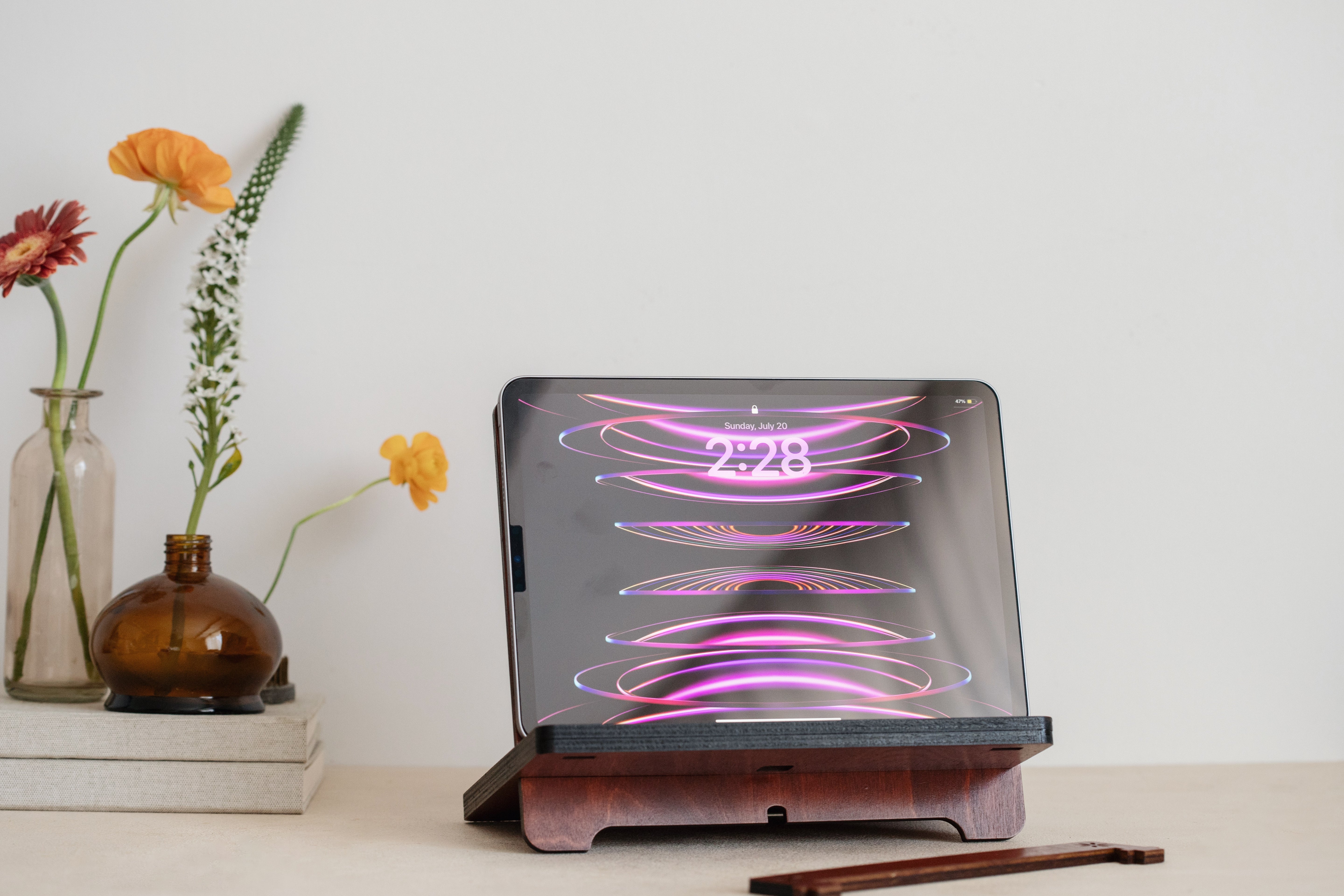 Venocci Kişiye Özel Ahşap Kitap Okuma, Telefon ve Tablet Standı, Masaüstü Düzenleyici