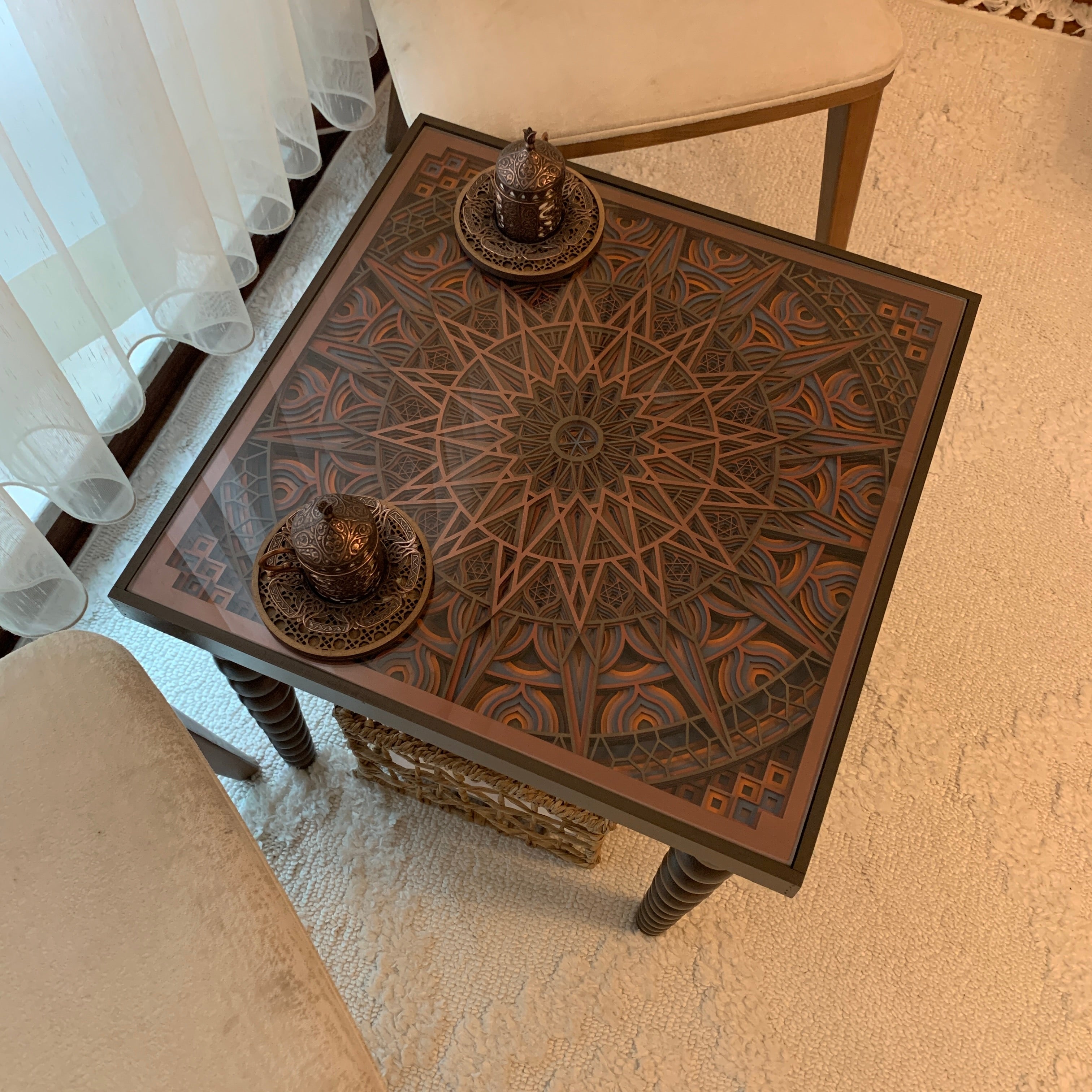 El Yapımı 3D Mandala Yan Sehpa 48×50 cm – Modern Dekoratif Sehpa_Bordo