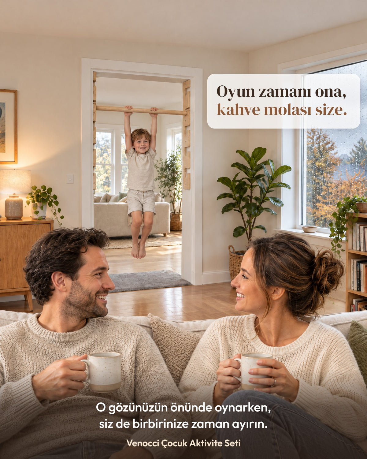 Kanepede kahve içip sohbet eden anne ve baba; arka planda kapıya kurulu Çocuk Aktivite Setinin çubuğuna asılan çocuk ve yağmurlu pencere